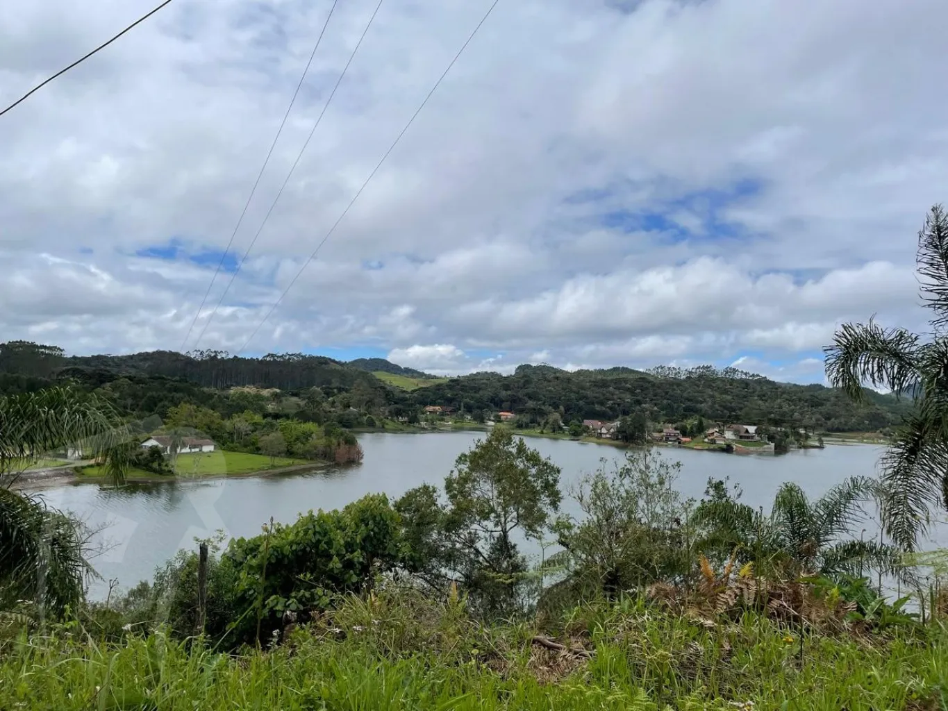 Lindo sitio em Alto Cedros de Frente para Barragem do Pinhal, com duas casas no terreno e casa de barco. — foto 6