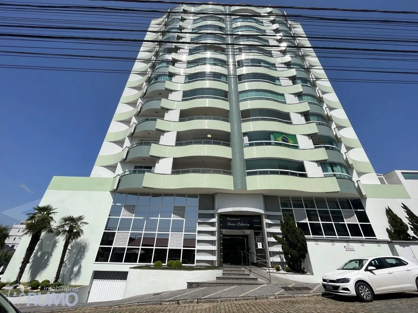 Lindo apartamento mobiliado e com duas vagas de garagem. - foto 1