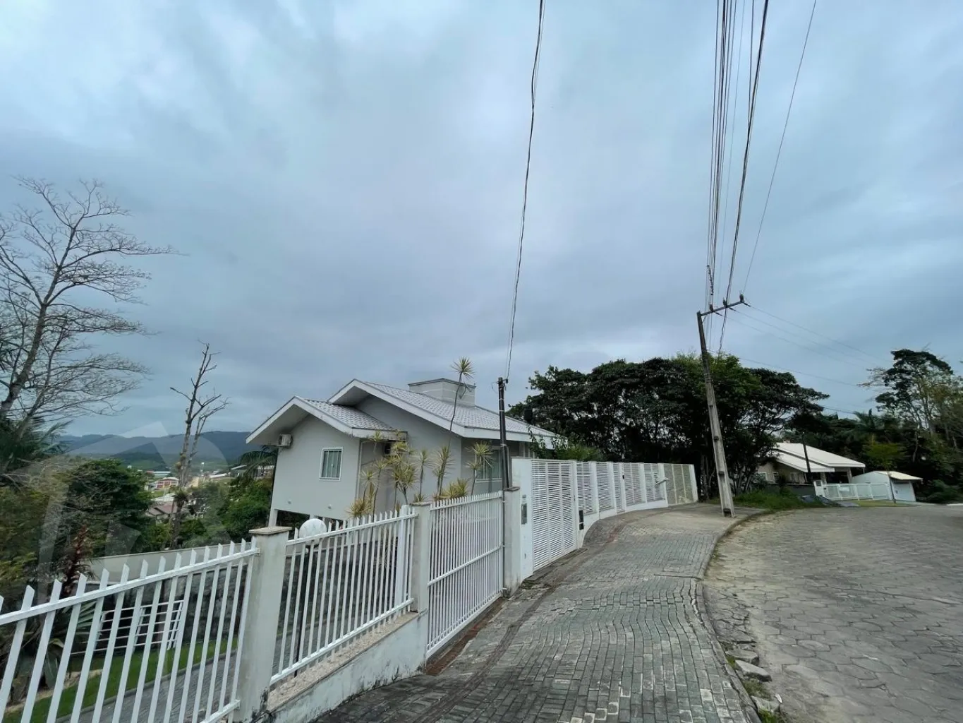 Terreno com 996,25m de área total, Localizado na rua Maravilha com ótimo padrão de casas. — foto 7