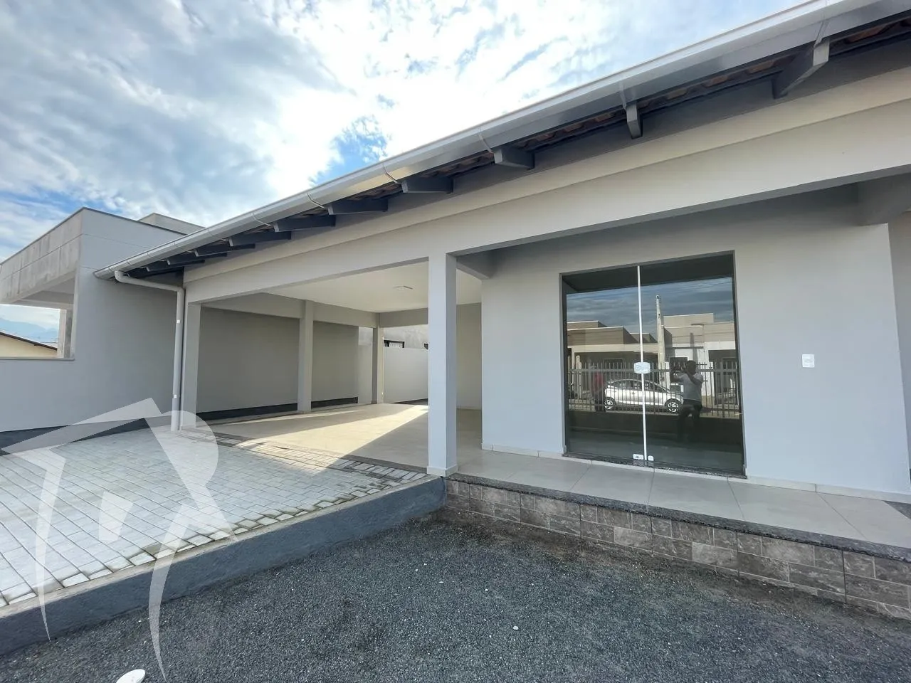Linda casa sozinha no terreno acabamento impecável — foto 2