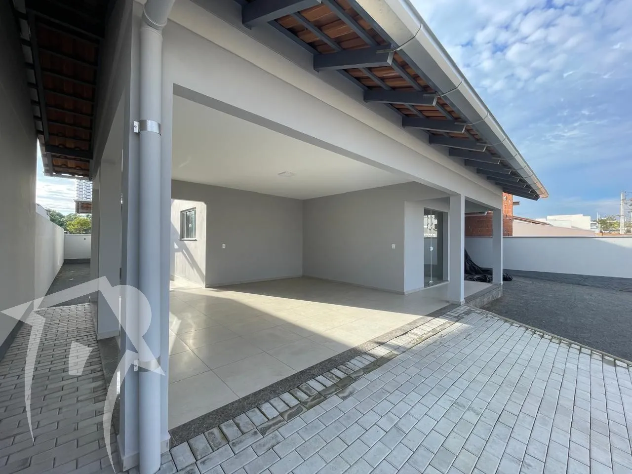 Linda casa sozinha no terreno acabamento impecável — foto 3