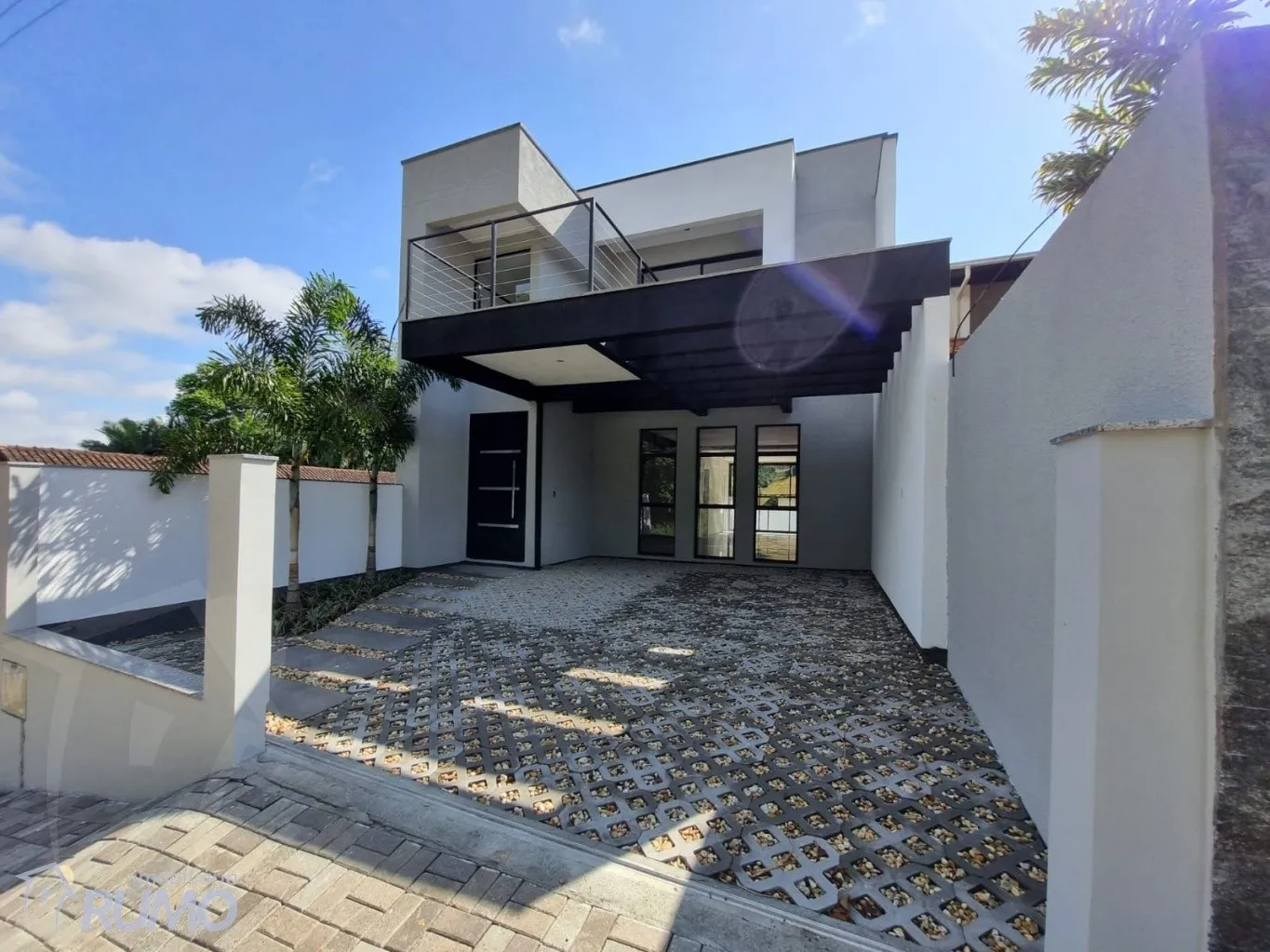 Sobrado com piscina, três dormitórios, semimobiliado, com acabamento que é pura sofisticação! - foto 1