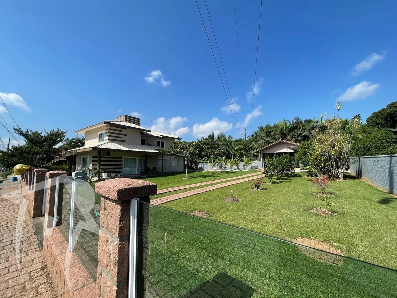 Maravilhosa CASA, toda em laje inclinada, com 03 dormitórios sendo 01 suíte, sacada, semi - mobiliada, escritório, móveis embutidos, Piscina, no bairro Carijós, garagem para 02 veículos com terreno de 900m2. — foto 3