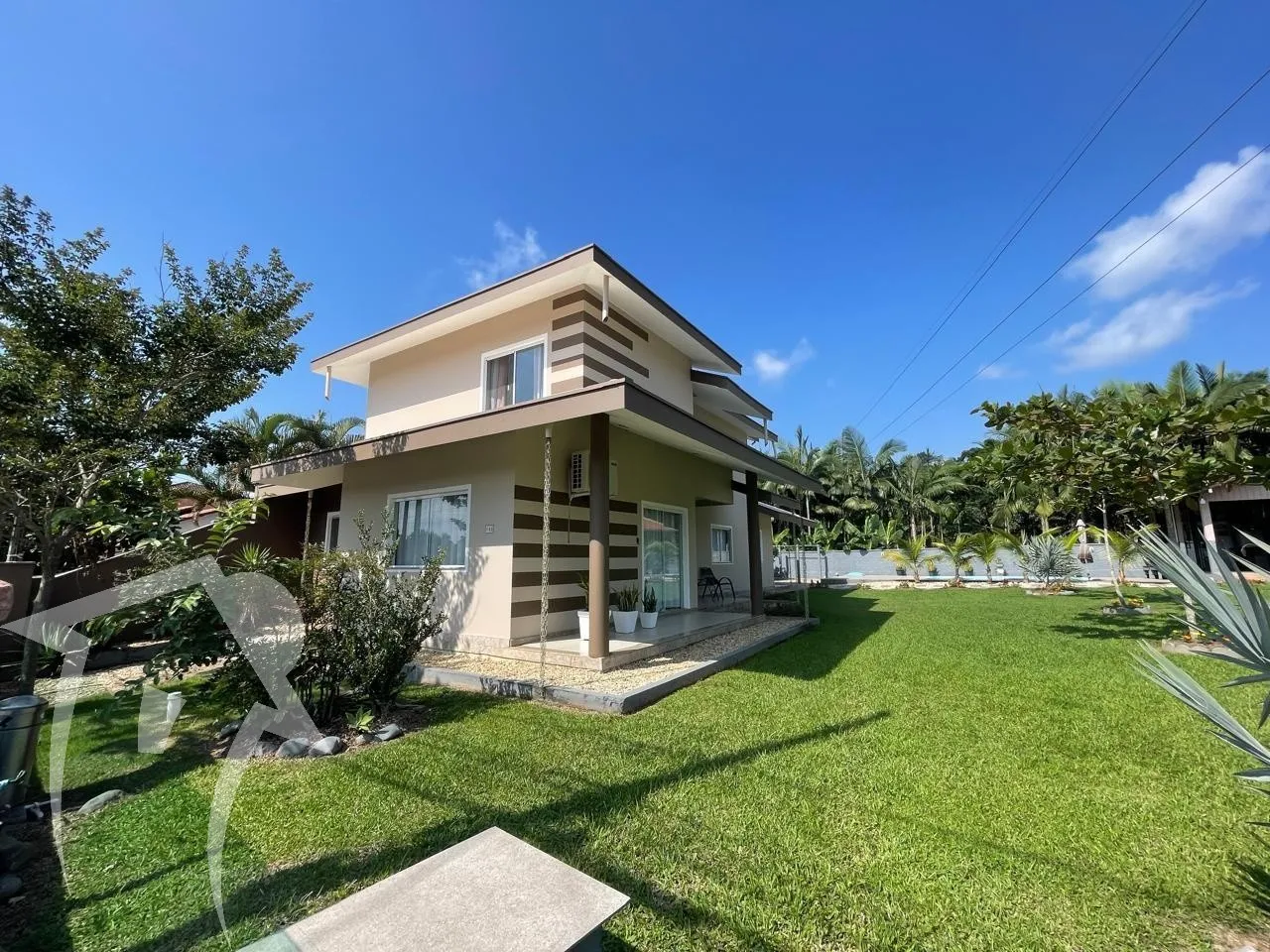 Maravilhosa CASA, toda em laje inclinada, com 03 dormitórios sendo 01 suíte, sacada, semi - mobiliada, escritório, móveis embutidos, Piscina, no bairro Carijós, garagem para 02 veículos com terreno de 900m2. — foto 4