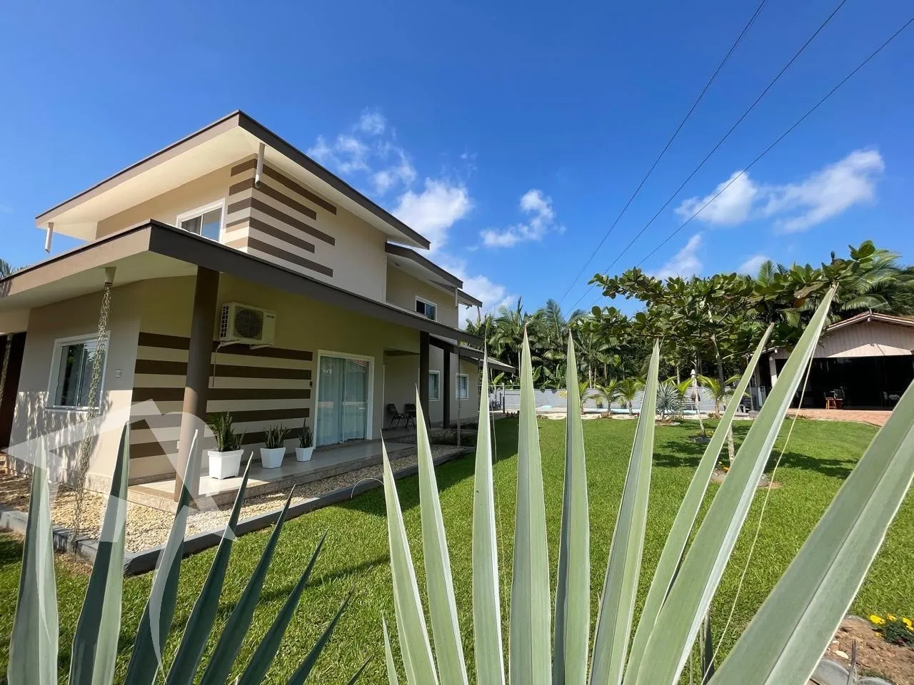 Maravilhosa CASA, toda em laje inclinada, com 03 dormitórios sendo 01 suíte, sacada, semi - mobiliada, escritório, móveis embutidos, Piscina, no bairro Carijós, garagem para 02 veículos com terreno de 900m2. — foto 5
