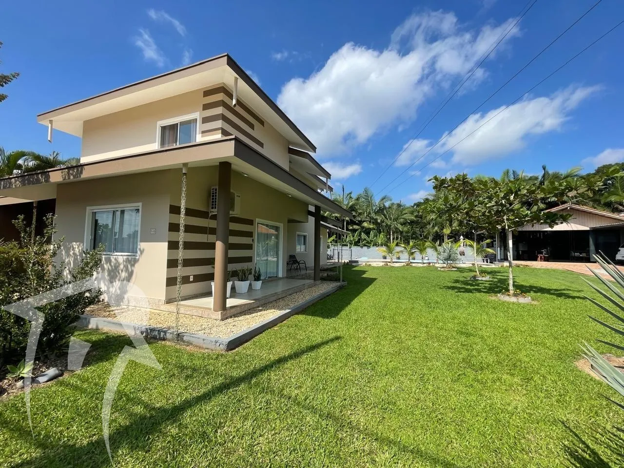 Maravilhosa CASA, toda em laje inclinada, com 03 dormitórios sendo 01 suíte, sacada, semi - mobiliada, escritório, móveis embutidos, Piscina, no bairro Carijós, garagem para 02 veículos com terreno de 900m2. — foto 6