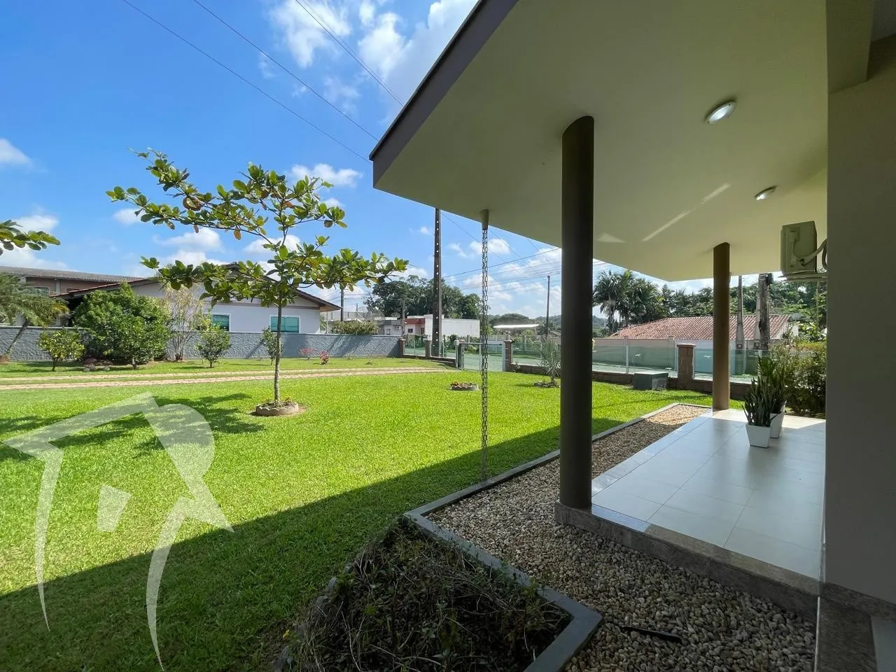 Maravilhosa CASA, toda em laje inclinada, com 03 dormitórios sendo 01 suíte, sacada, semi - mobiliada, escritório, móveis embutidos, Piscina, no bairro Carijós, garagem para 02 veículos com terreno de 900m2. — foto 7