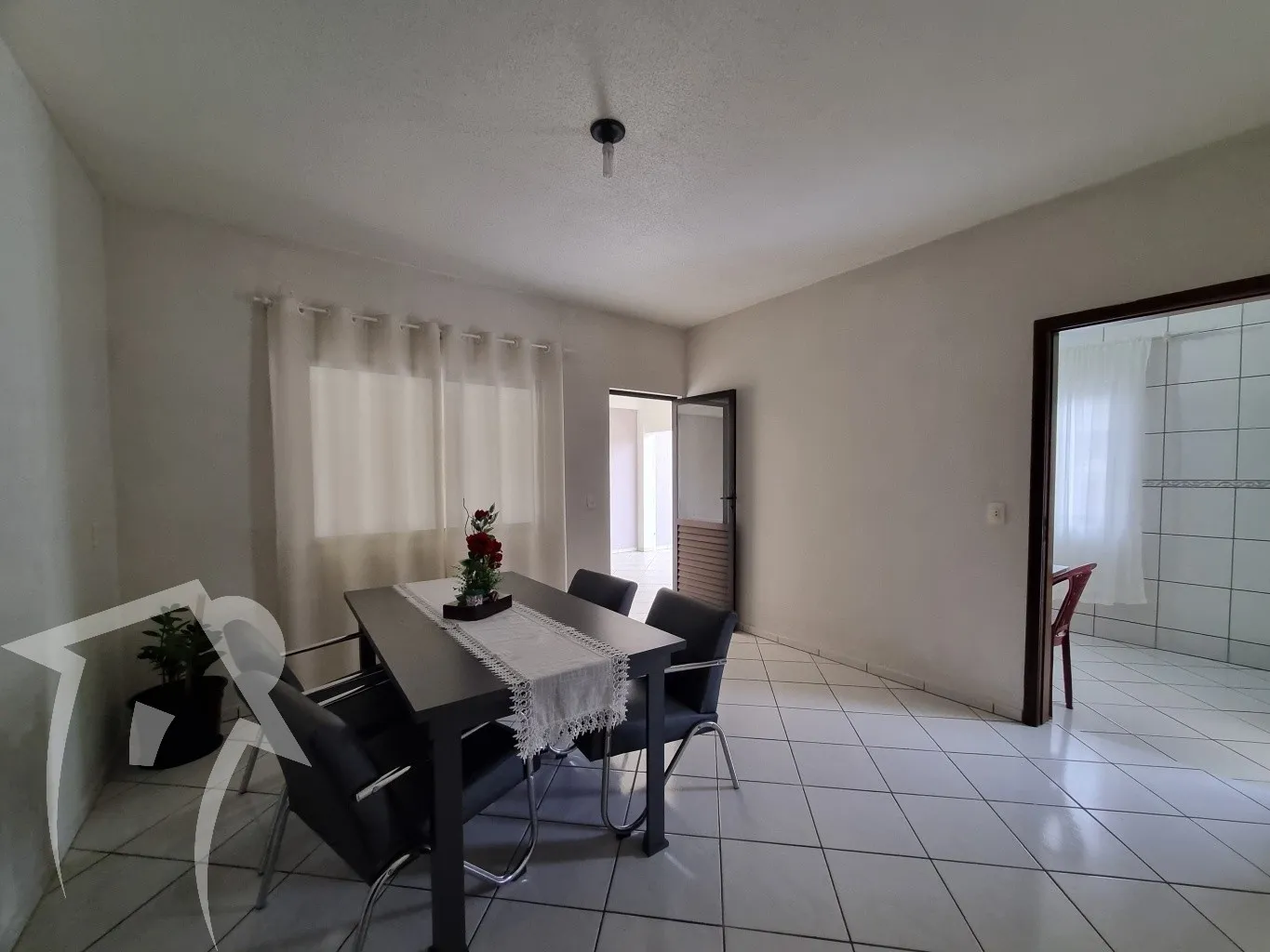 Casa grande com edícula nos fundos em ótima localização — foto 4