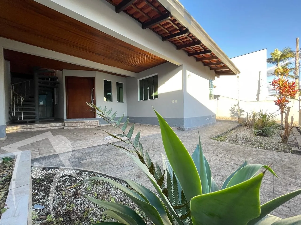 Casa com 04 dormitórios 03 vagas de garagem, com possibilidade comercial, para instalar sua empresa, bem localizada no centro da cidade - foto 1