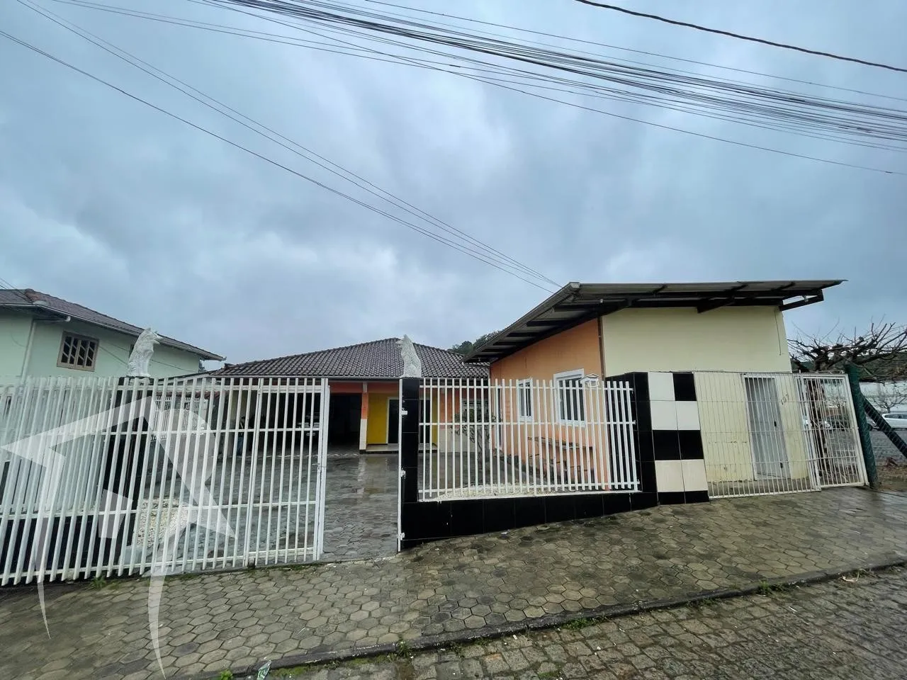 Duas Casas em terreno inteiro de 362m2, com 04 dormitórios, 02 salas, 02 cozinhas, 03 banheiros, com área de festas. Com possibilidade de duas locações. - foto 1