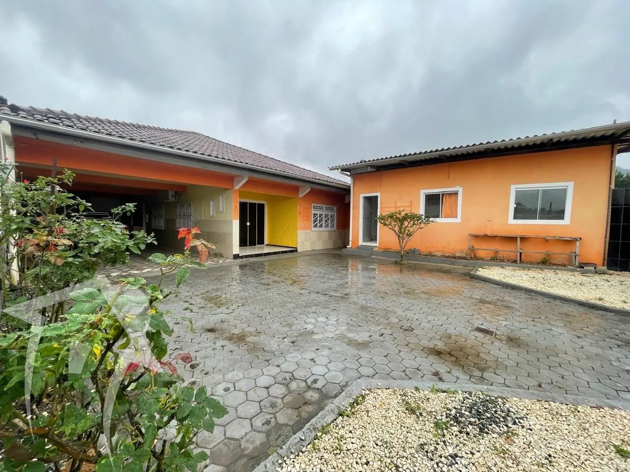 Duas Casas em terreno inteiro de 362m2, com 04 dormitórios, 02 salas, 02 cozinhas, 03 banheiros, com área de festas. Com possibilidade de duas locações. — foto 2