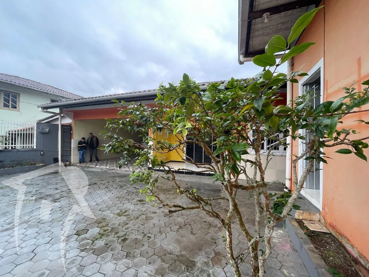 Duas Casas em terreno inteiro de 362m2, com 04 dormitórios, 02 salas, 02 cozinhas, 03 banheiros, com área de festas. Com possibilidade de duas locações. — foto 3