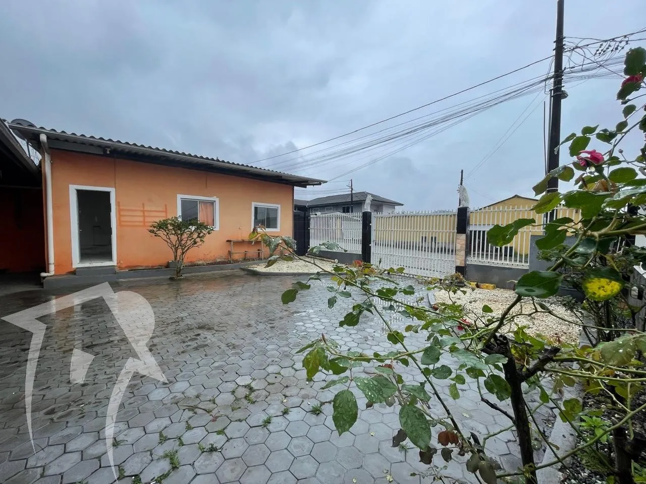 Duas Casas em terreno inteiro de 362m2, com 04 dormitórios, 02 salas, 02 cozinhas, 03 banheiros, com área de festas. Com possibilidade de duas locações. — foto 4