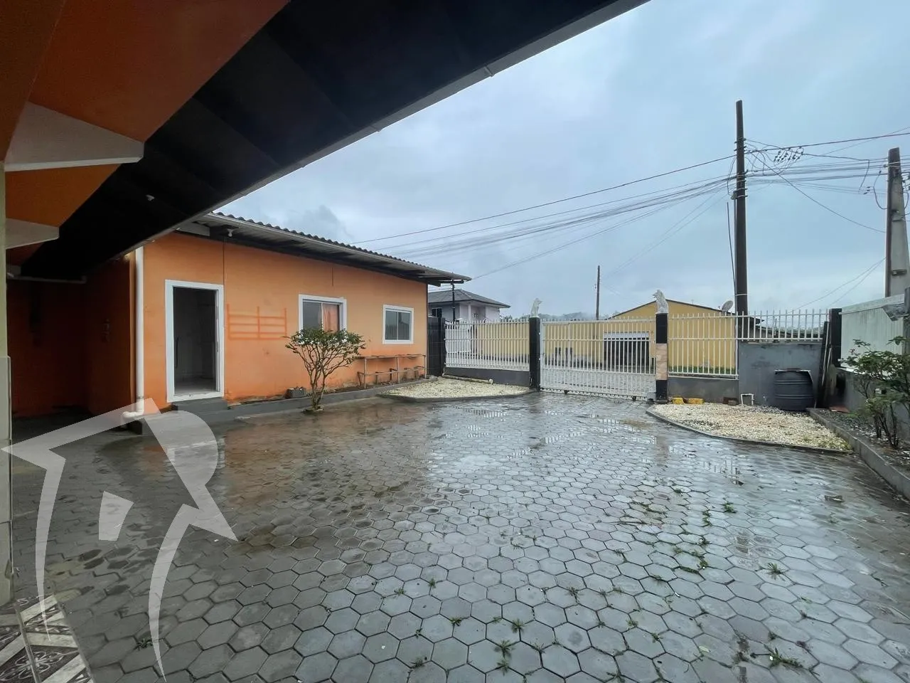 Duas Casas em terreno inteiro de 362m2, com 04 dormitórios, 02 salas, 02 cozinhas, 03 banheiros, com área de festas. Com possibilidade de duas locações. — foto 5
