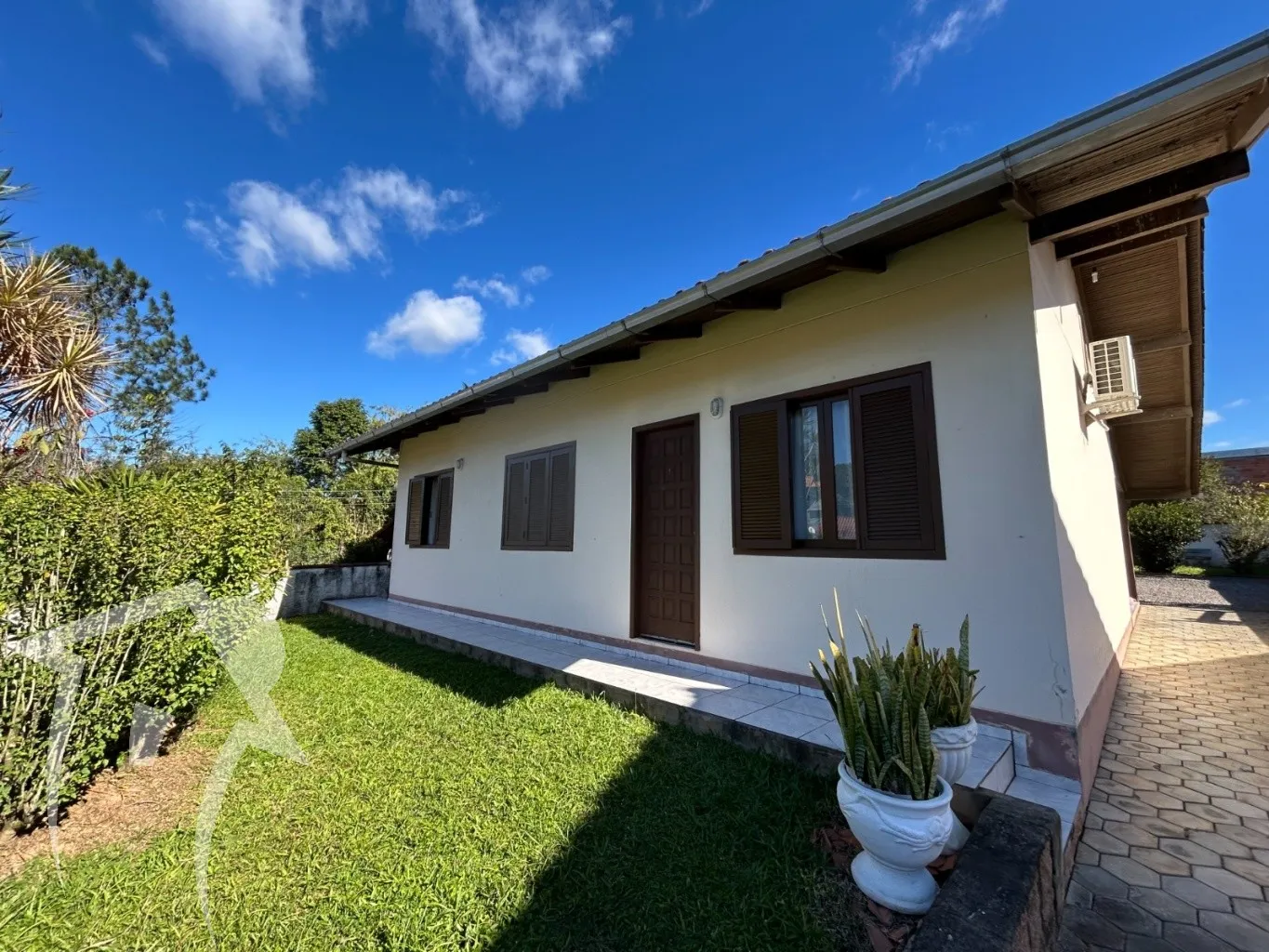 Casa com três dormitórios terreno de 750 metros - foto 1