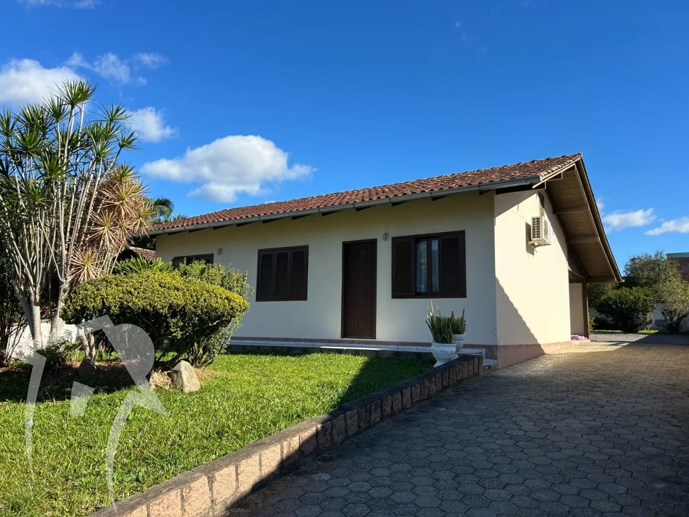 Casa com três dormitórios terreno de 750 metros — foto 2