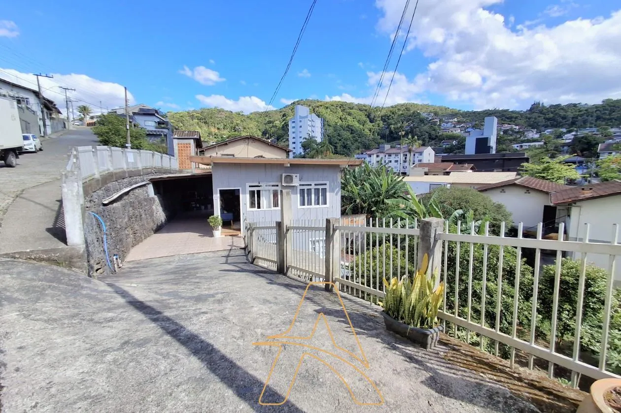 Casa à Venda no Bairro Garcia com Quitinetes - Ótima Opção para Moradia e Renda - foto 1