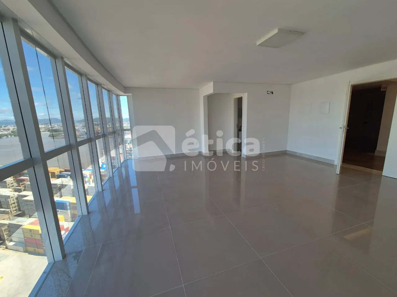 Sala Comercial para Locação no Coração de Itajaí. Vista Panorâmica — foto 7