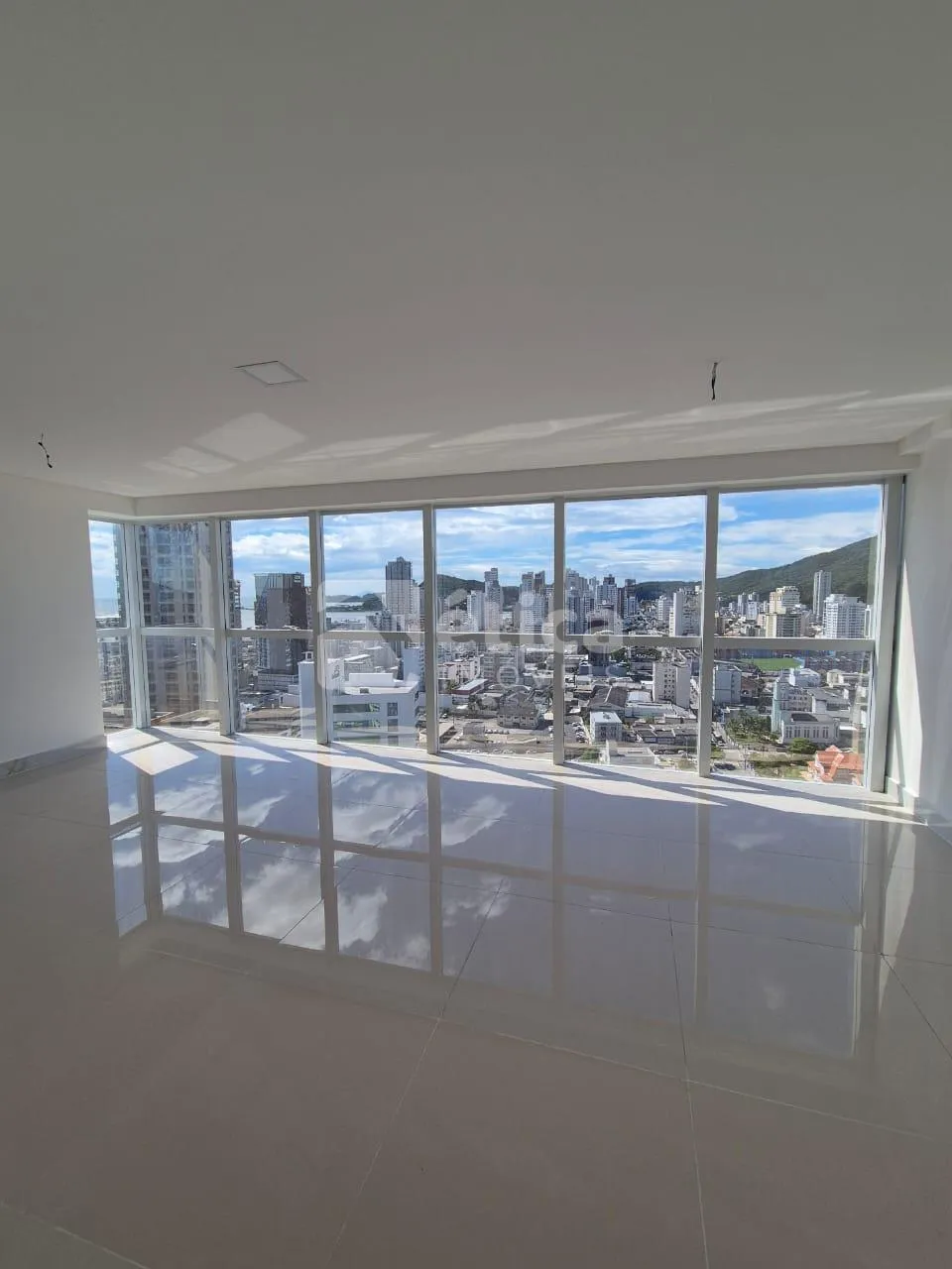 Sala Comercial para Locação no Coração de Itajaí. Vista Panorâmica — foto 3