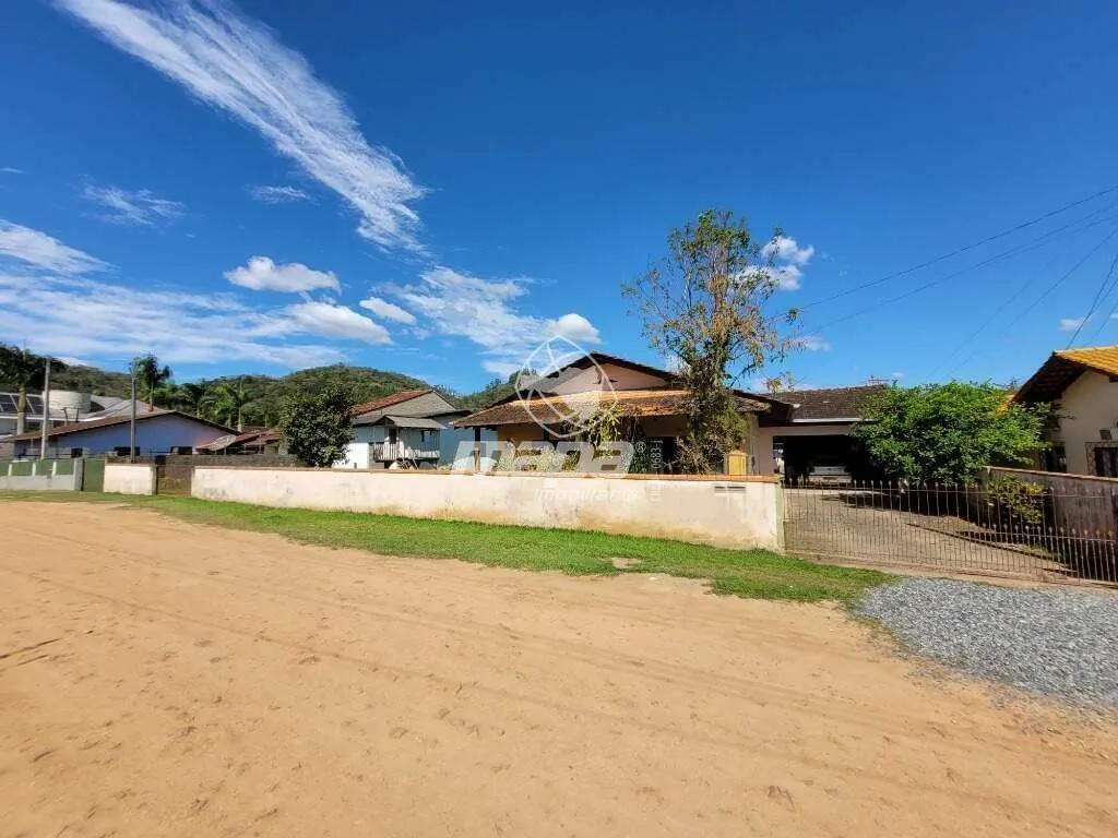 Casa à venda com 4 quartos e 1 suíte, 270m² no Estados, Indaial - foto 1