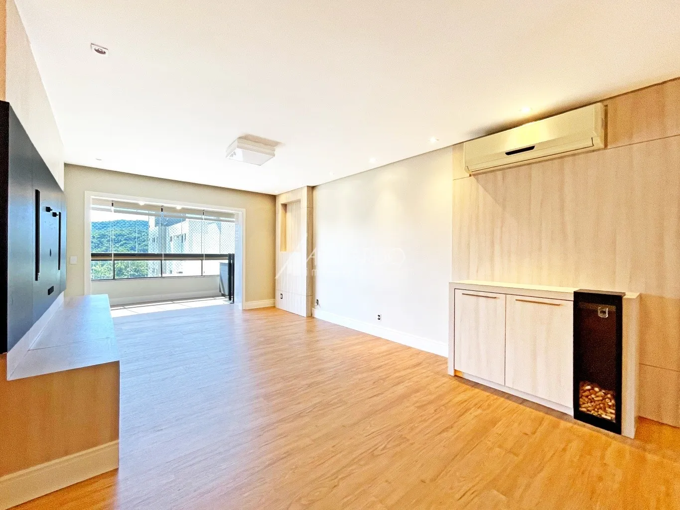 EXCELENTE APARTAMENTO PARCIALMENTE MOBILIADO COM 3 SUITES E 3 VAGAS - JARDIM BLUMENAU - foto 1