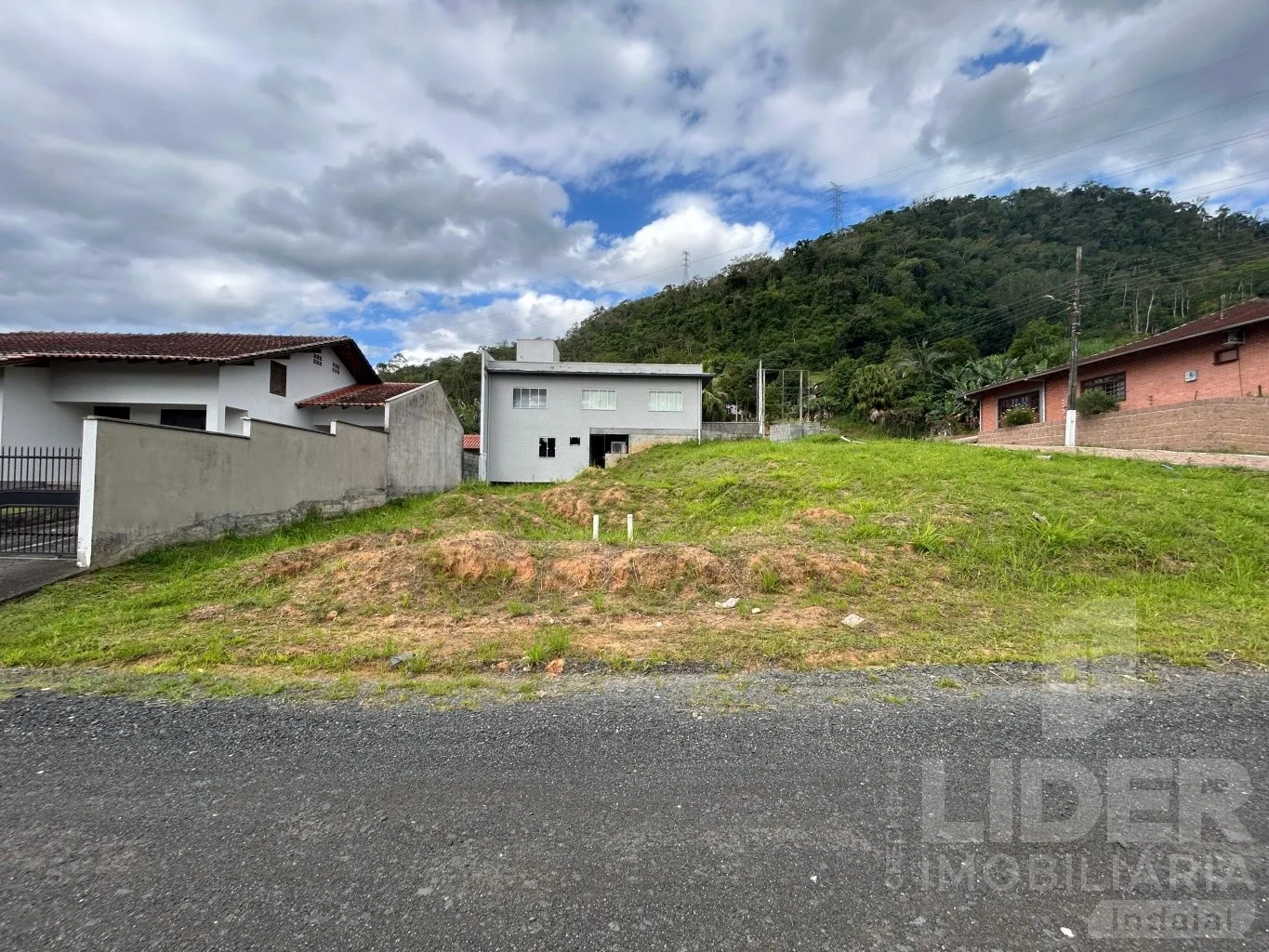 Casa com 147m de area construída em um terreno de 596,m - foto 1