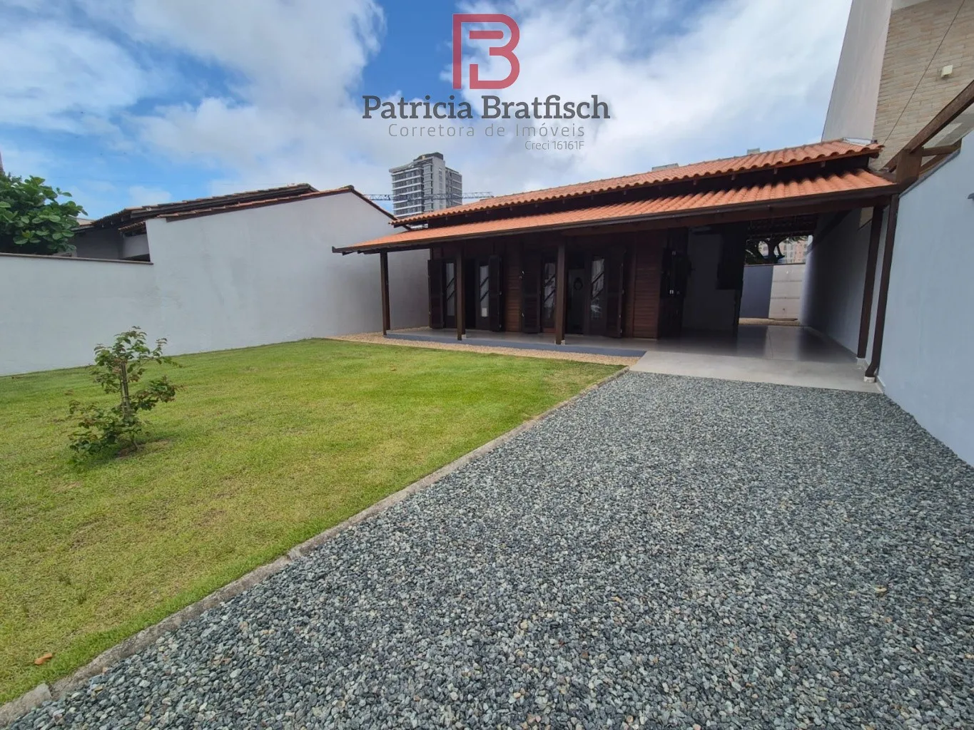 Casa seminova, mobiliada, a poucos metros do mar. Com 02 dormitórios sendo 01 suíte e duas vagas de garagem. - foto 1