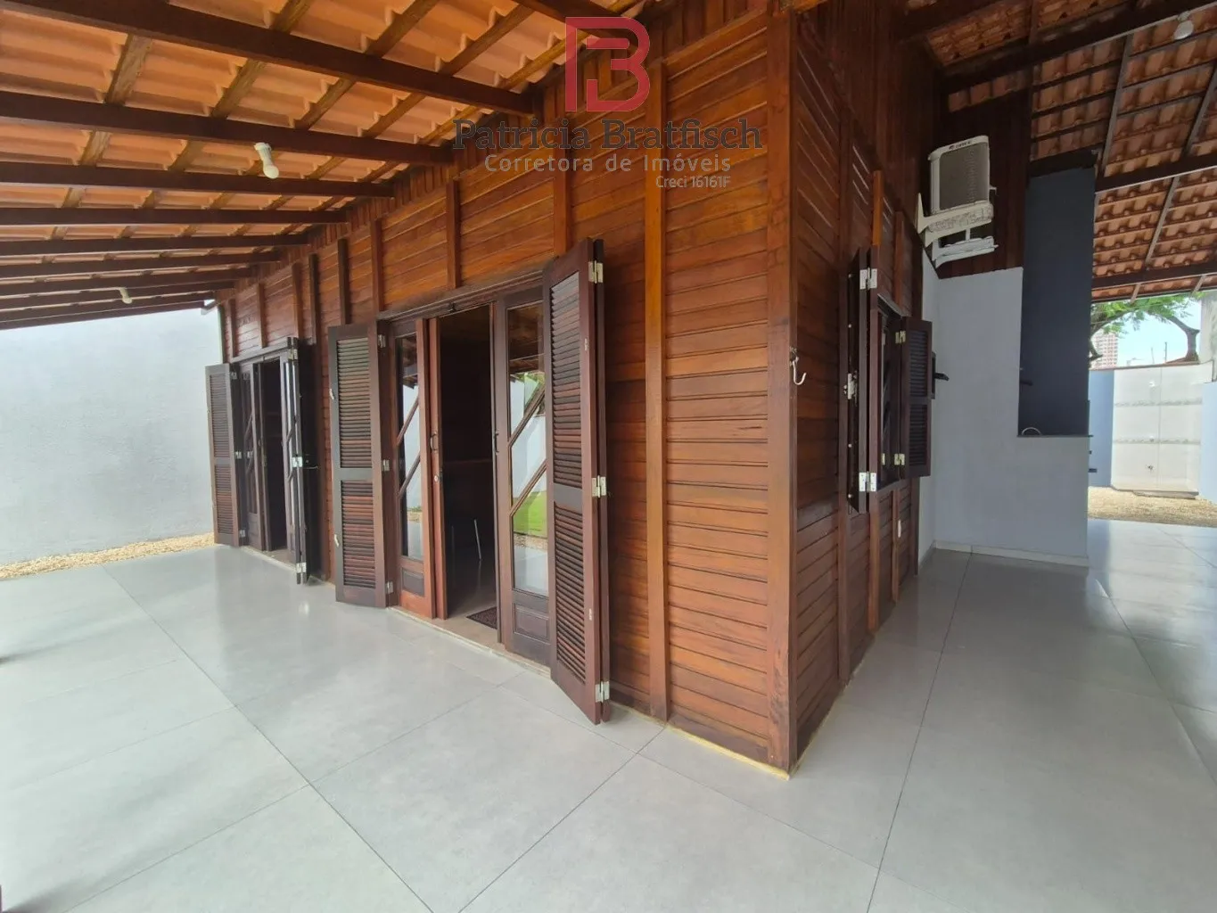 Casa seminova, mobiliada, a poucos metros do mar. Com 02 dormitórios sendo 01 suíte e duas vagas de garagem. — foto 2