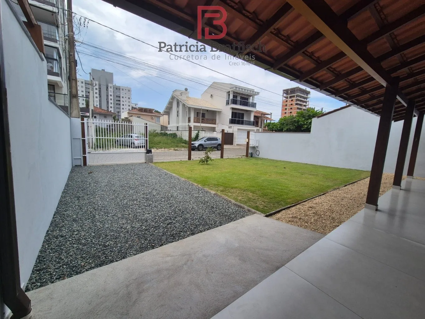 Casa seminova, mobiliada, a poucos metros do mar. Com 02 dormitórios sendo 01 suíte e duas vagas de garagem. — foto 3