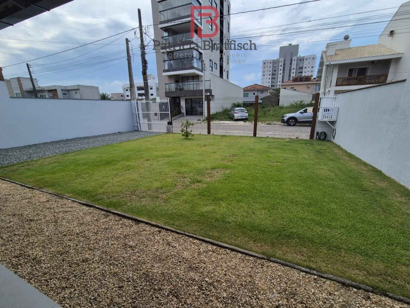 Casa seminova, mobiliada, a poucos metros do mar. Com 02 dormitórios sendo 01 suíte e duas vagas de garagem. — foto 4