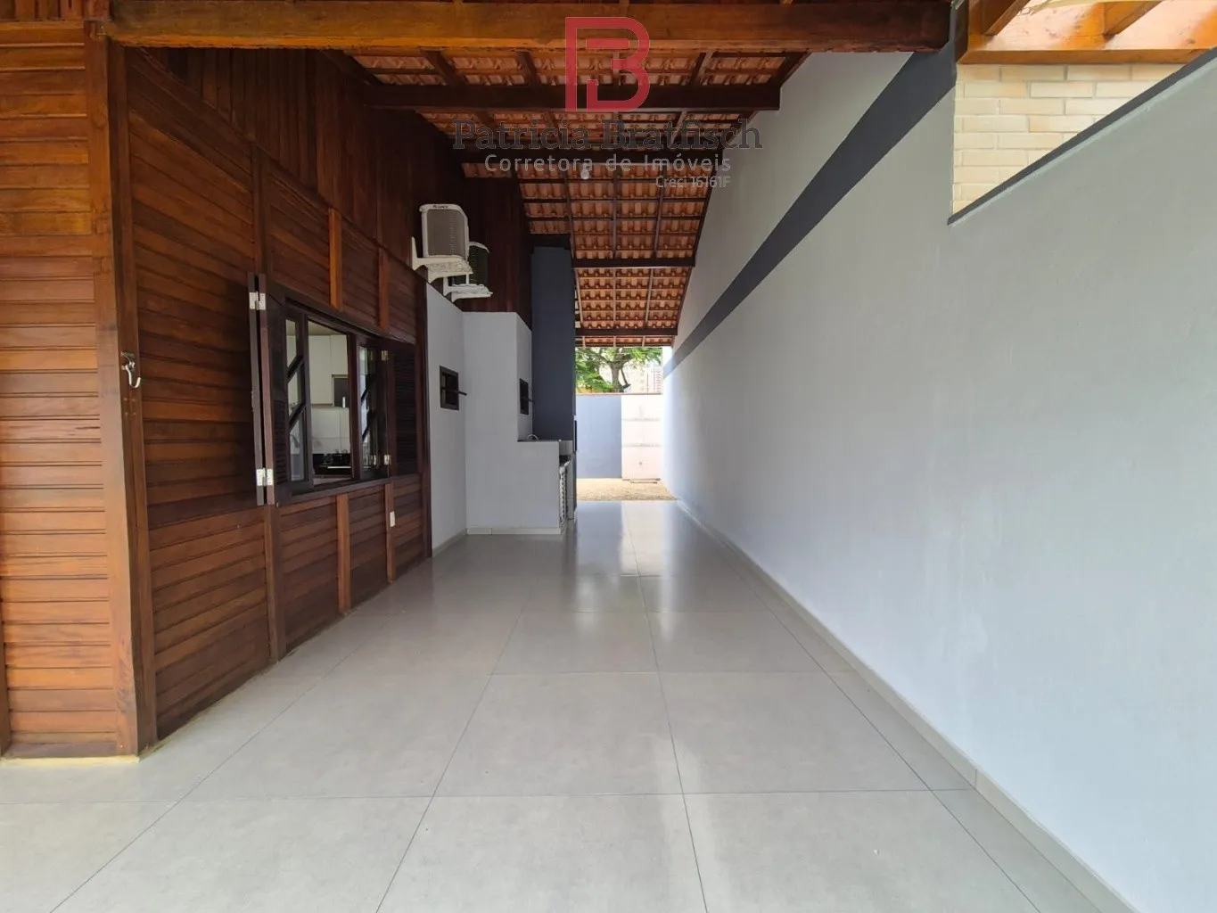 Casa seminova, mobiliada, a poucos metros do mar. Com 02 dormitórios sendo 01 suíte e duas vagas de garagem. — foto 5