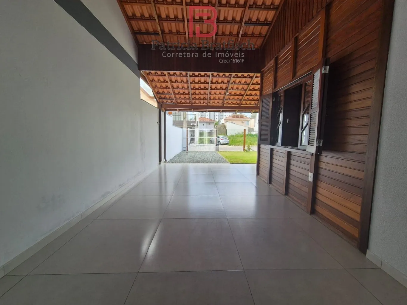 Casa seminova, mobiliada, a poucos metros do mar. Com 02 dormitórios sendo 01 suíte e duas vagas de garagem. — foto 6