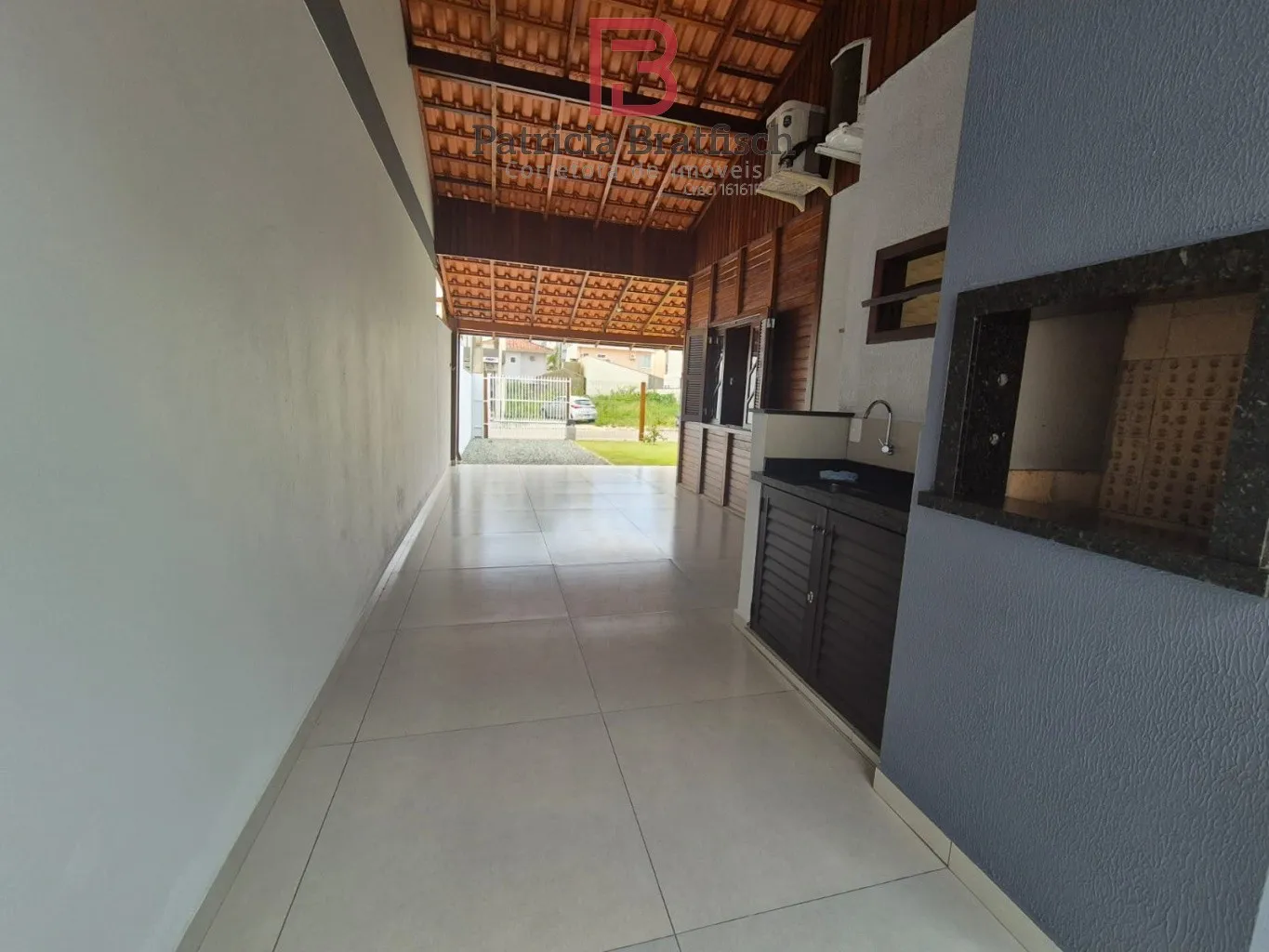 Casa seminova, mobiliada, a poucos metros do mar. Com 02 dormitórios sendo 01 suíte e duas vagas de garagem. — foto 7