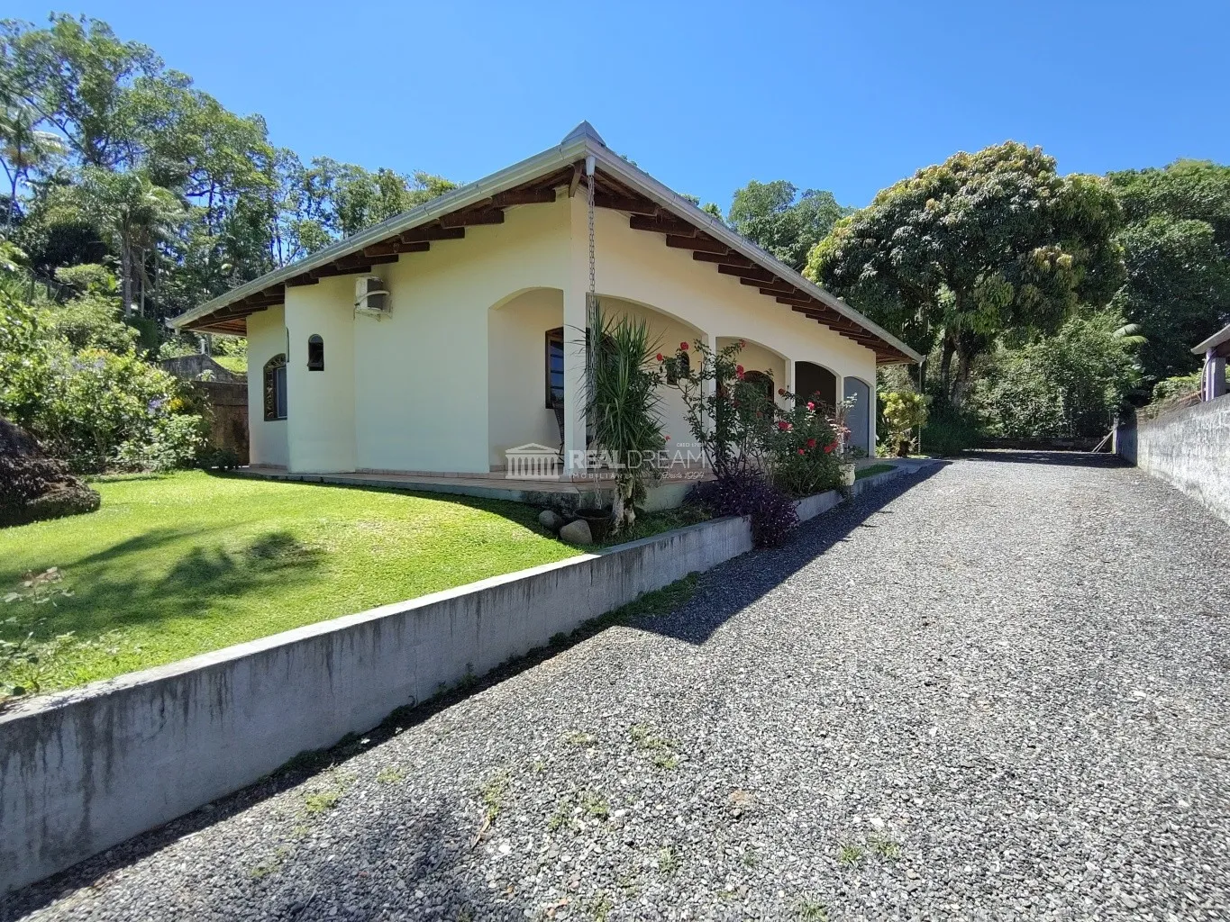 Ampla casa com 3 suítes, lavabo, varanda, churrasqueira... e terreno de 1.376m — foto 2