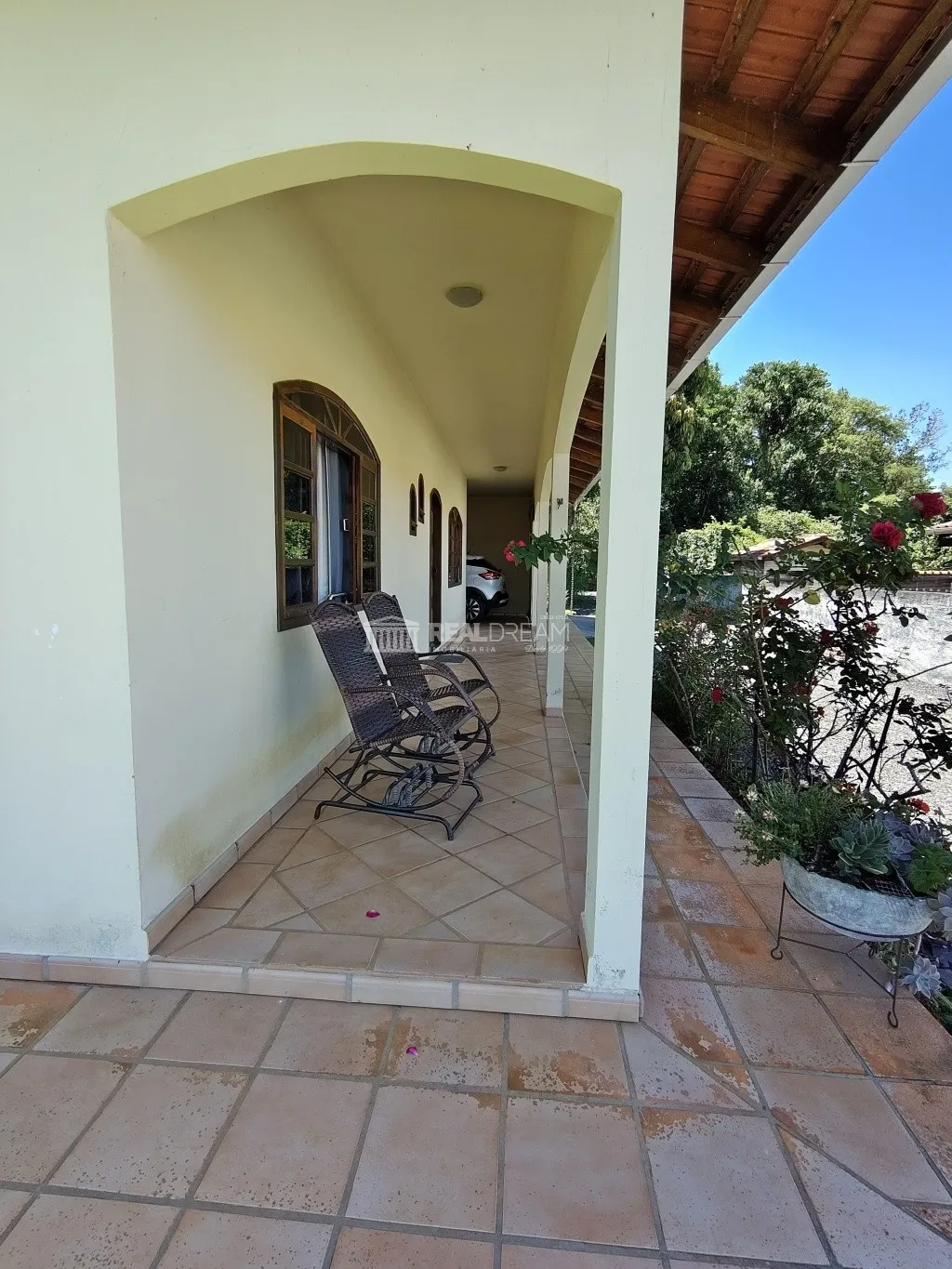 Ampla casa com 3 suítes, lavabo, varanda, churrasqueira... e terreno de 1.376m — foto 3