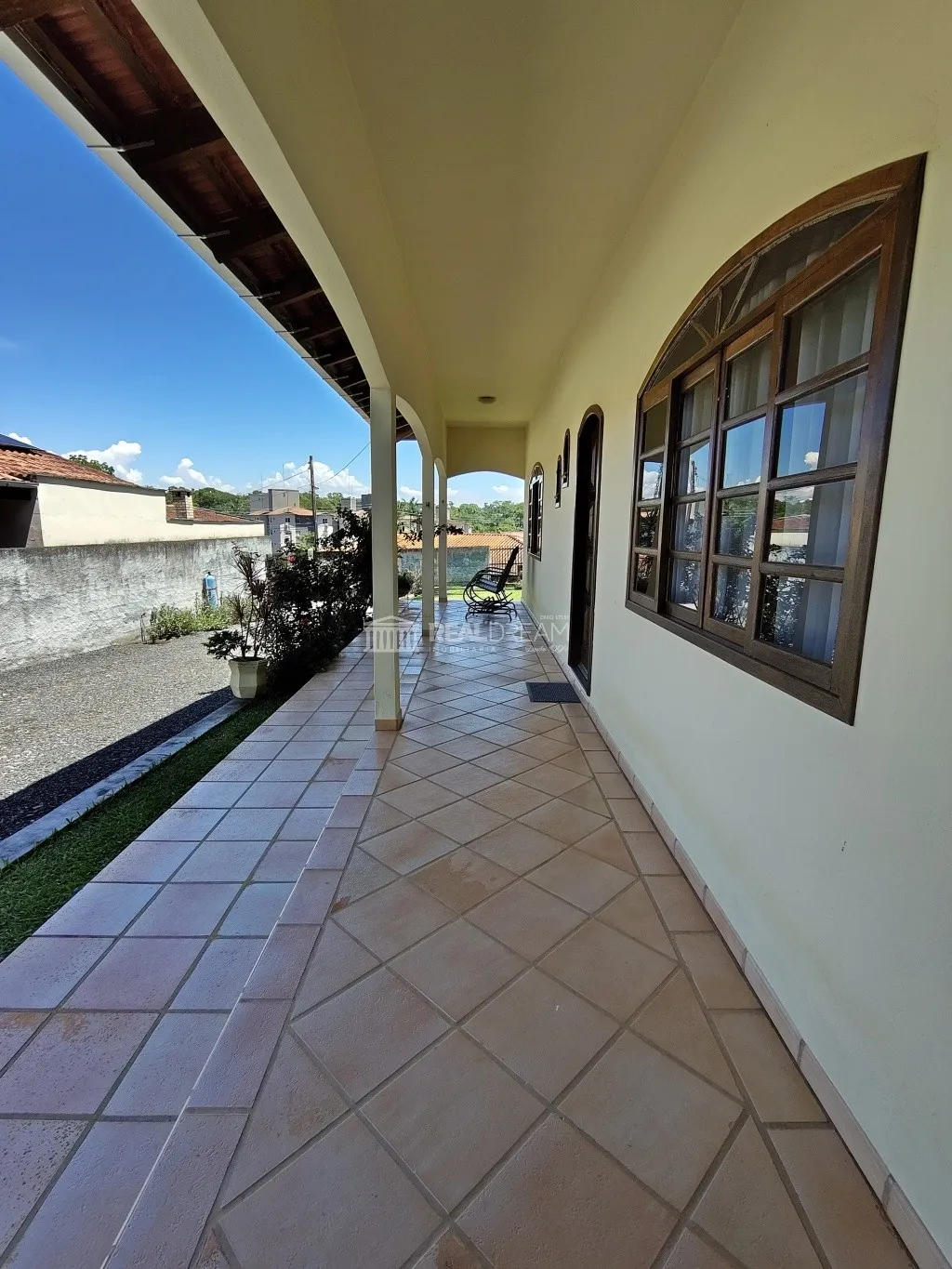 Ampla casa com 3 suítes, lavabo, varanda, churrasqueira... e terreno de 1.376m — foto 4