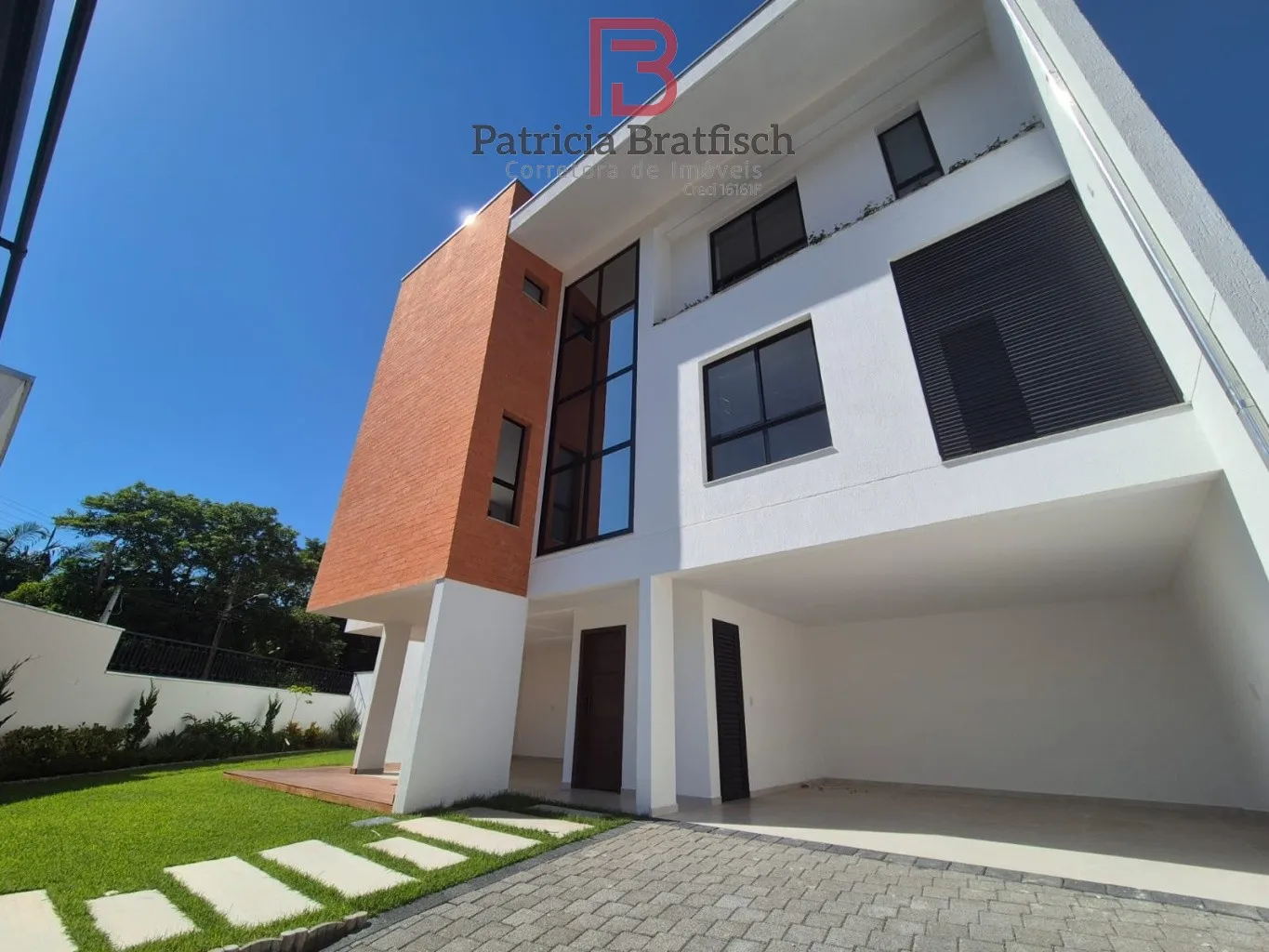 Maravilhoso sobrado triplex, com 03 suítes, área de festas e 04 vagas garagem. Localizado no Bairro Escola Agrícola. - foto 1