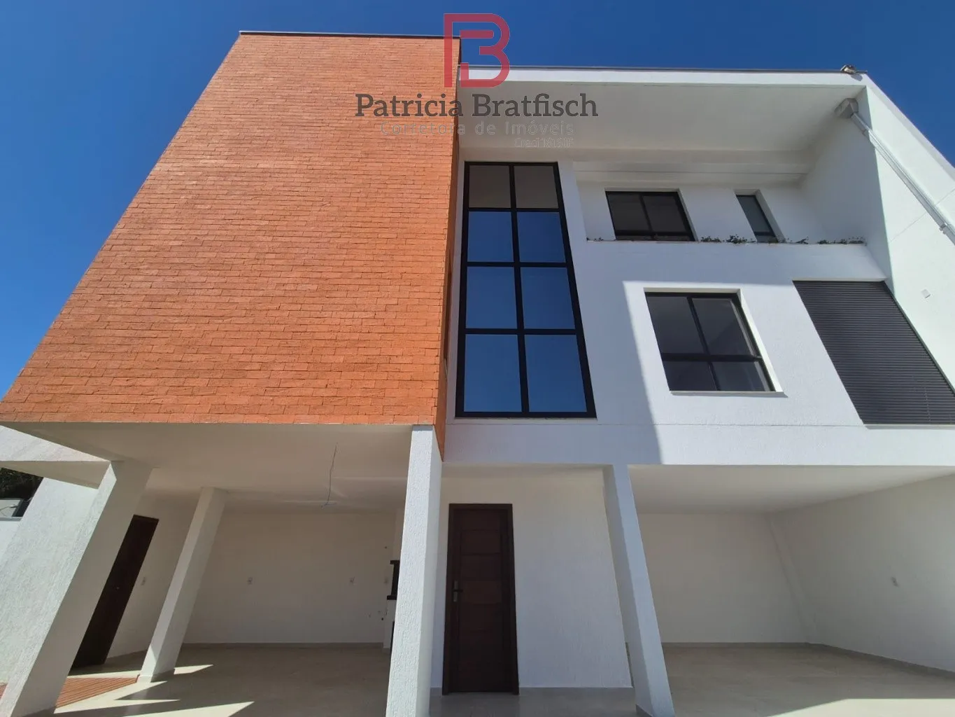 Maravilhoso sobrado triplex, com 03 suítes, área de festas e 04 vagas garagem. Localizado no Bairro Escola Agrícola. — foto 2