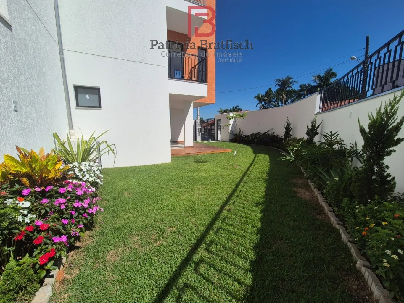 Maravilhoso sobrado triplex, com 03 suítes, área de festas e 04 vagas garagem. Localizado no Bairro Escola Agrícola. — foto 3