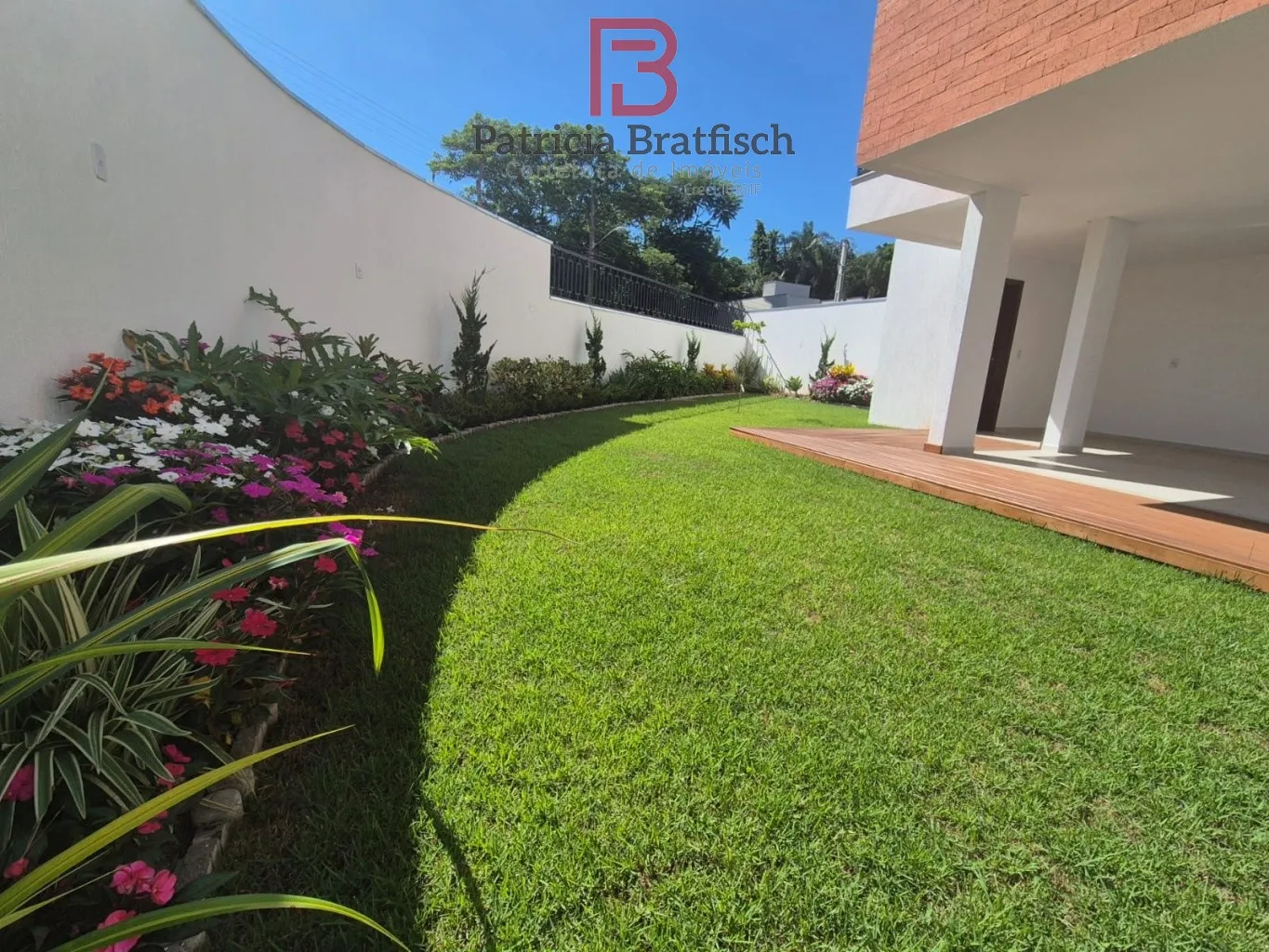 Maravilhoso sobrado triplex, com 03 suítes, área de festas e 04 vagas garagem. Localizado no Bairro Escola Agrícola. — foto 4