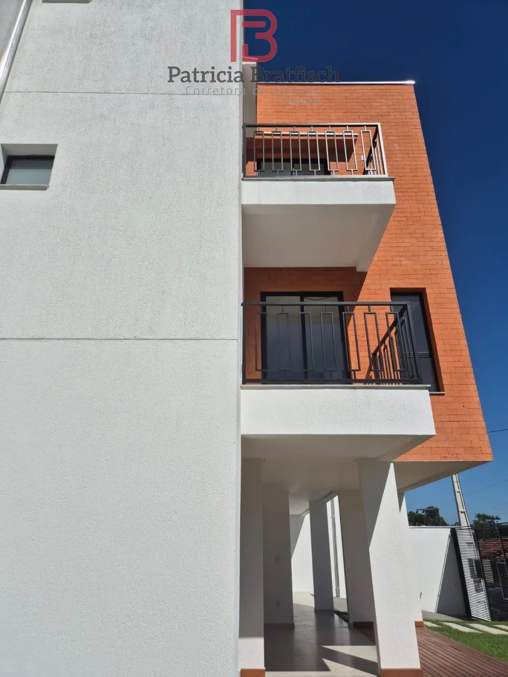 Maravilhoso sobrado triplex, com 03 suítes, área de festas e 04 vagas garagem. Localizado no Bairro Escola Agrícola. — foto 5