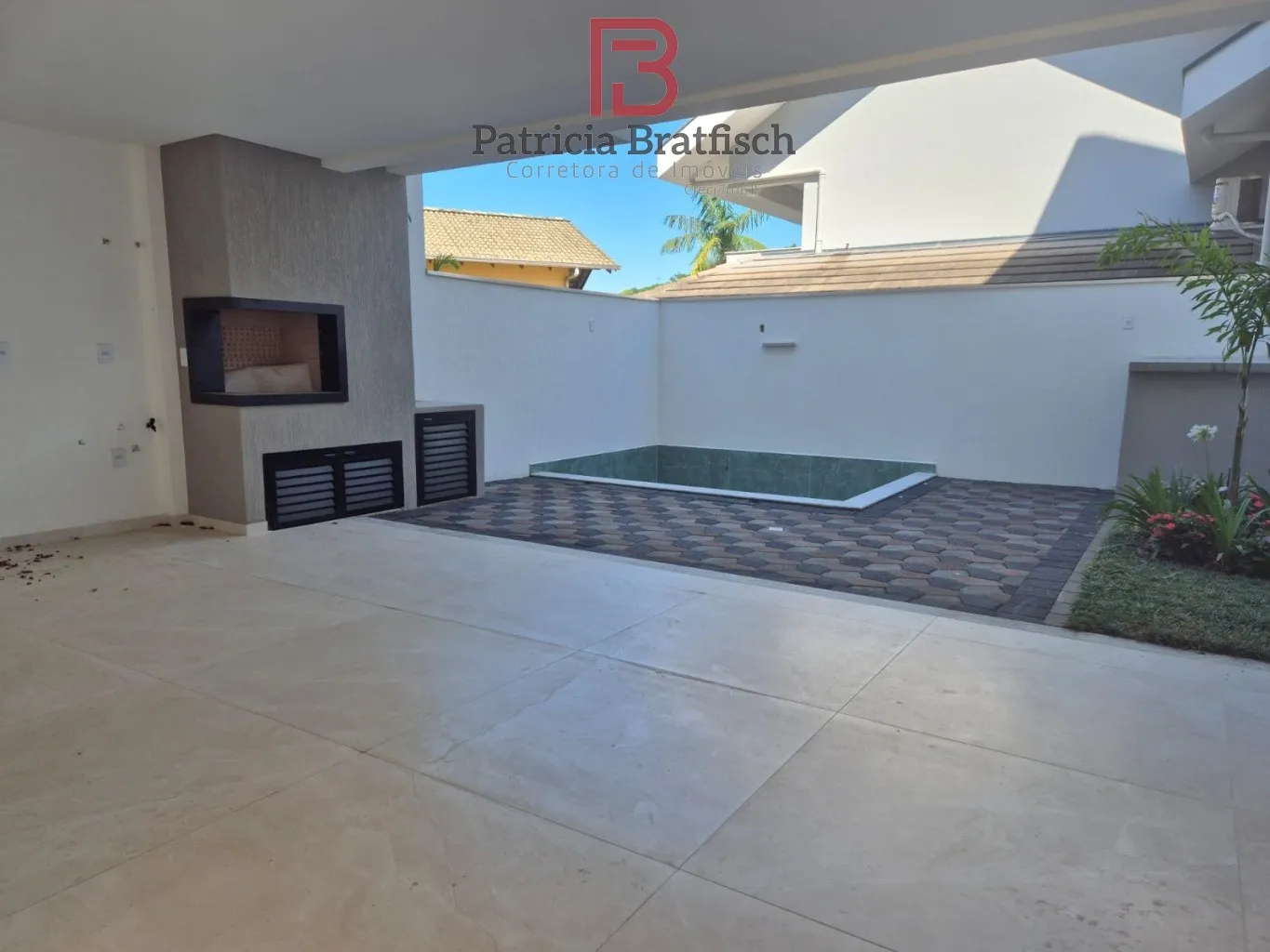 Maravilhoso sobrado triplex, com 03 suítes, área de festas com piscina. Localizado no Bairro Escola Agrícola. — foto 2