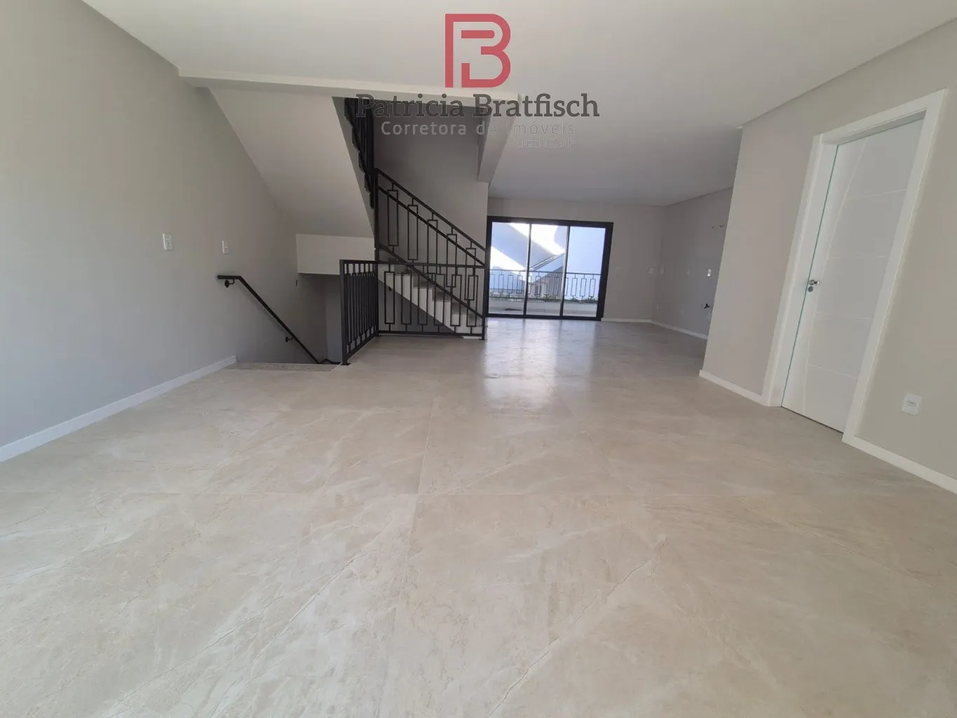 Maravilhoso sobrado triplex, com 03 suítes, área de festas com piscina. Localizado no Bairro Escola Agrícola. — foto 6