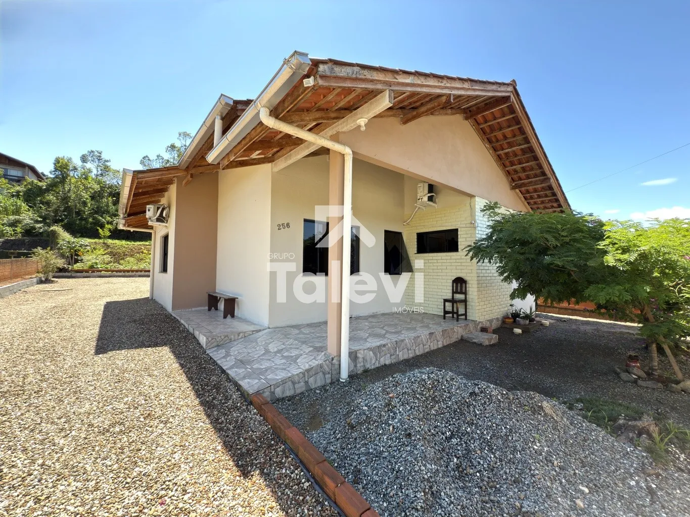 Conforto e espaço em terreno amplo: casa no bairro Testo Rega - Pomerode/SC - foto 1
