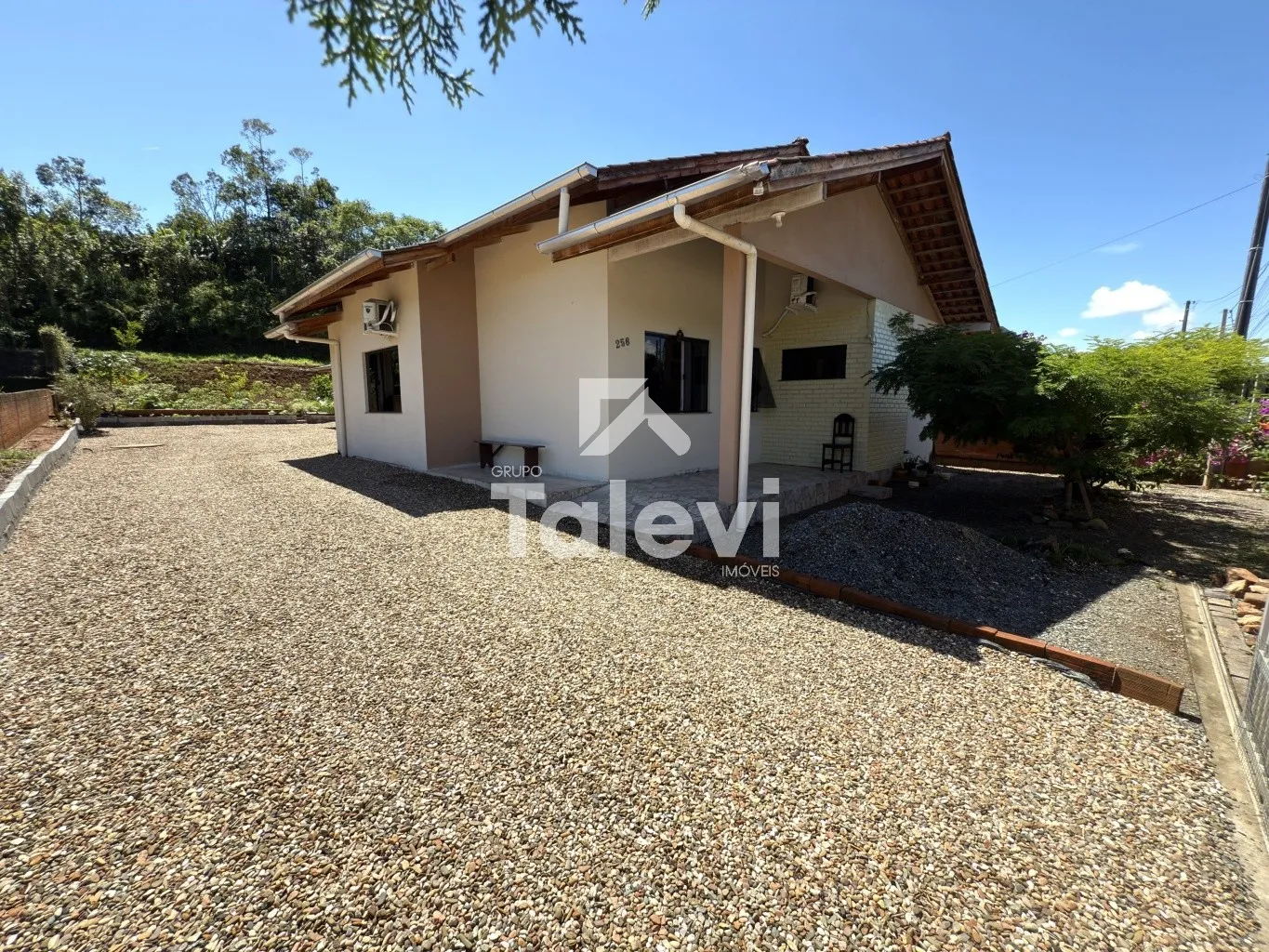 Conforto e espaço em terreno amplo: casa no bairro Testo Rega - Pomerode/SC — foto 2