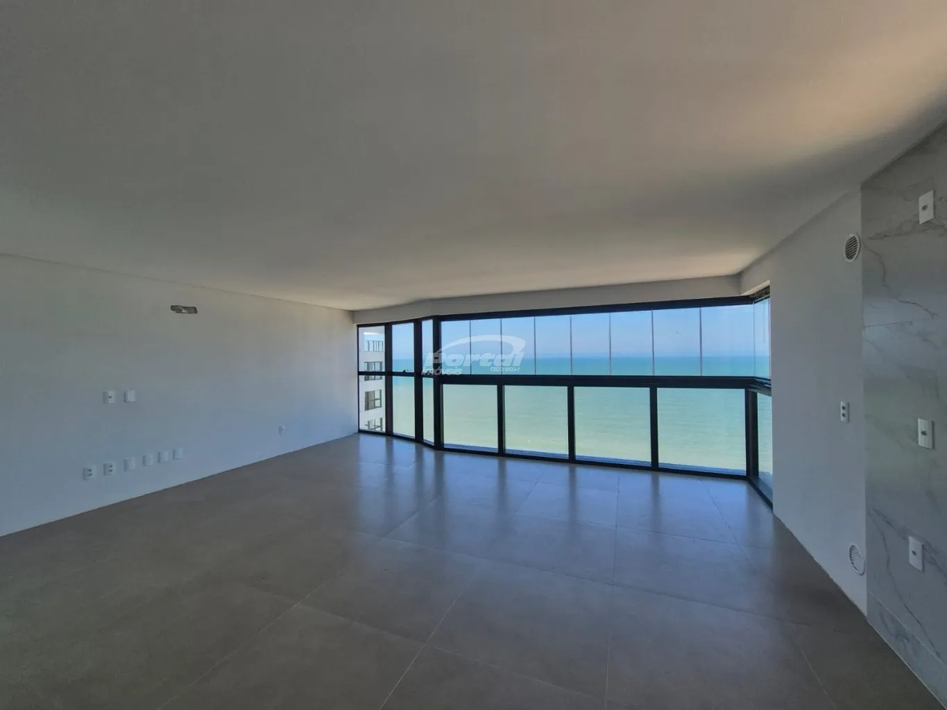 Apartamento com 3 suítes e 2 garagens no Itacolomi apenas 100 metros da praia. - foto 1