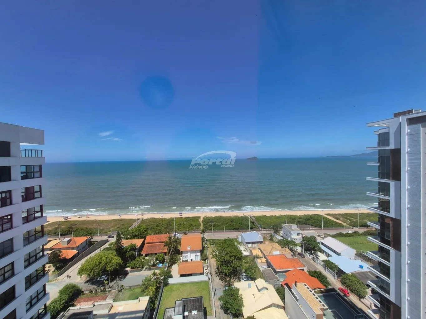 Apartamento com 3 suítes e 2 garagens no Itacolomi apenas 100 metros da praia. — foto 3