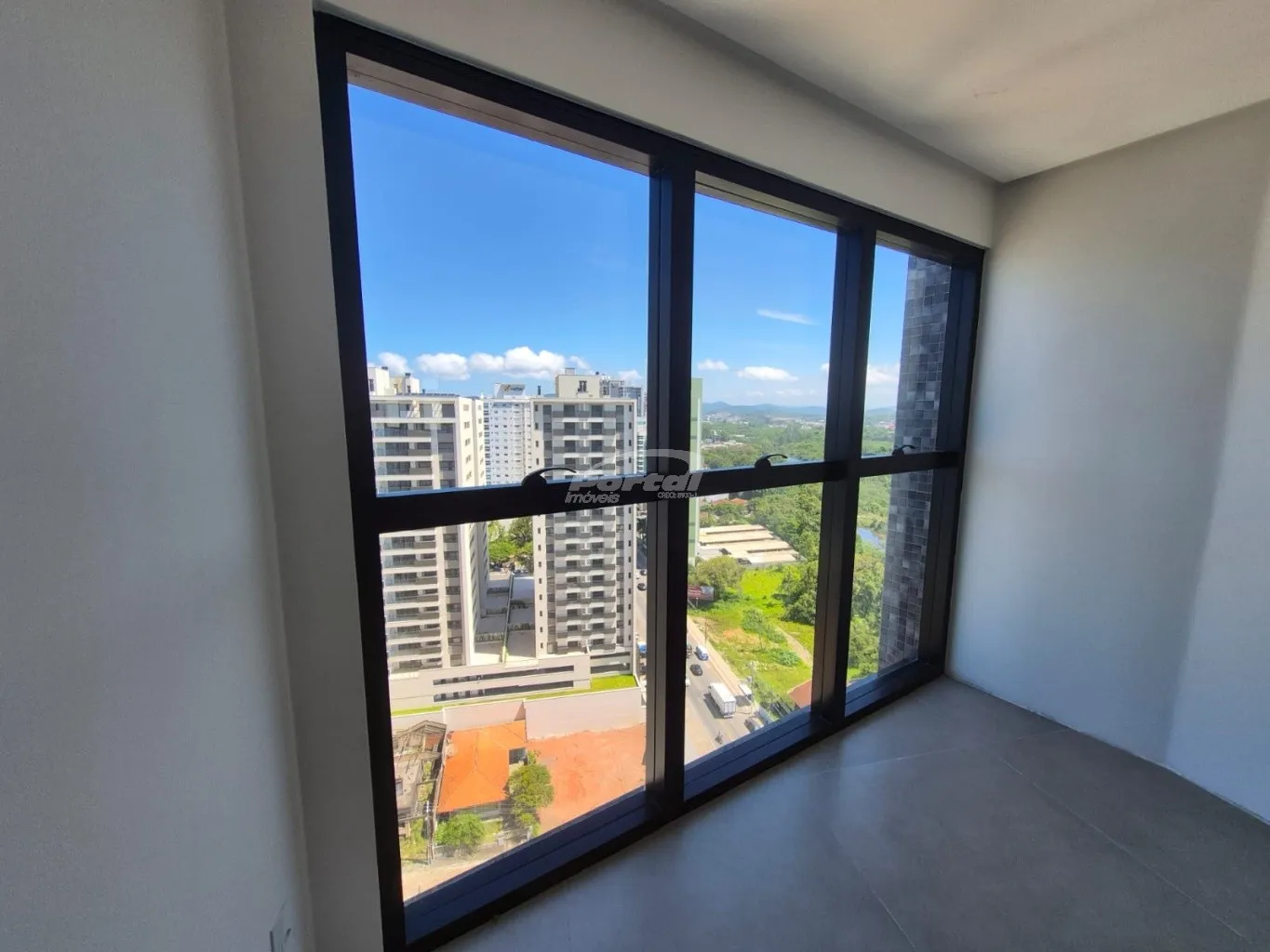 Apartamento com 3 suítes e 2 garagens no Itacolomi apenas 100 metros da praia. — foto 4