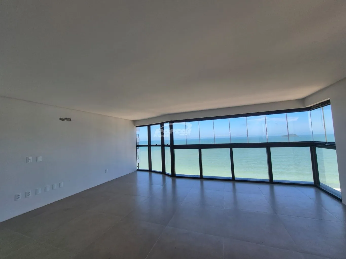 Apartamento com 3 suítes e 2 garagens no Itacolomi apenas 100 metros da praia. — foto 5
