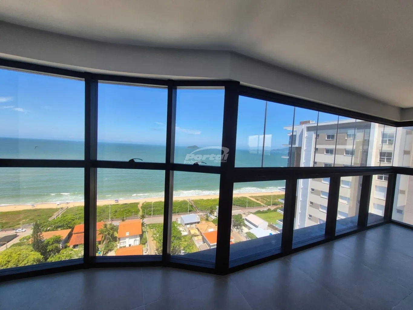 Apartamento com 3 suítes e 2 garagens no Itacolomi apenas 100 metros da praia. — foto 6
